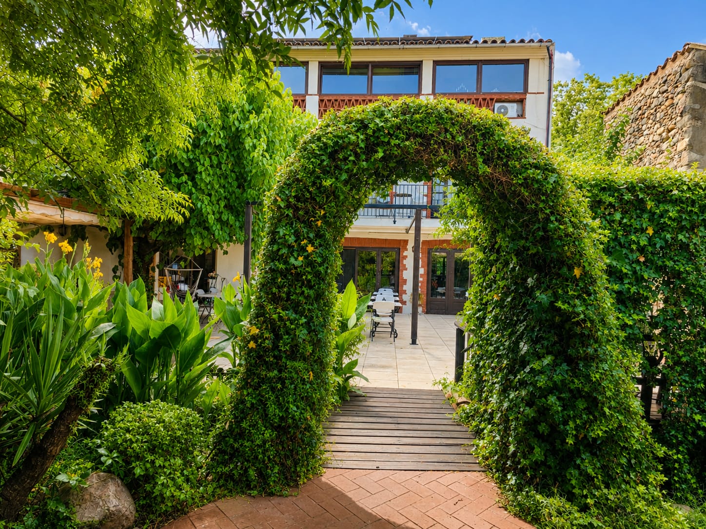 Entrada al jardín de Hotel Pasteral